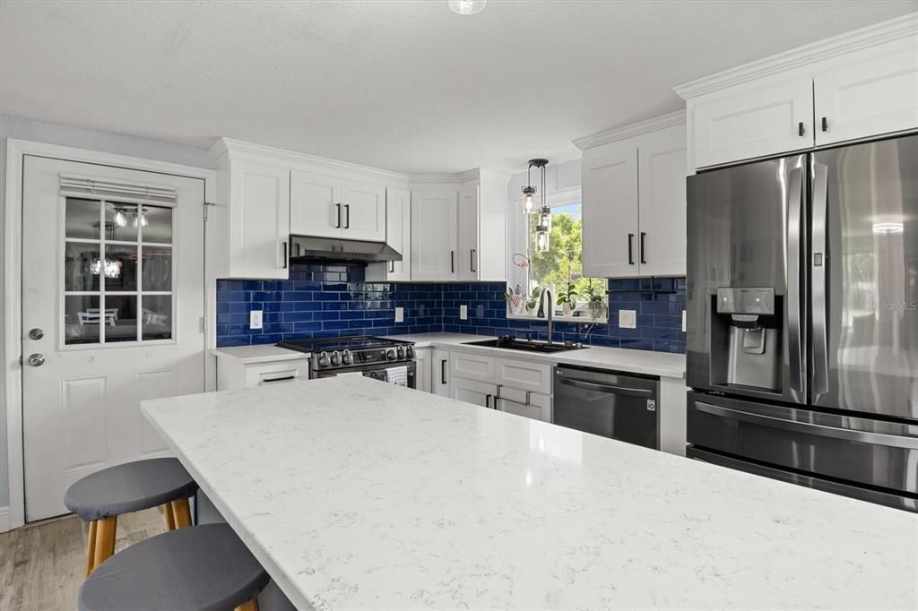 Activo con contrato: $475,000 (4 camas, 2 baños, 2156 Pies cuadrados)