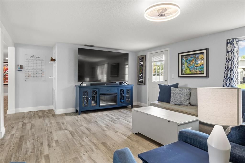 Activo con contrato: $475,000 (4 camas, 2 baños, 2156 Pies cuadrados)