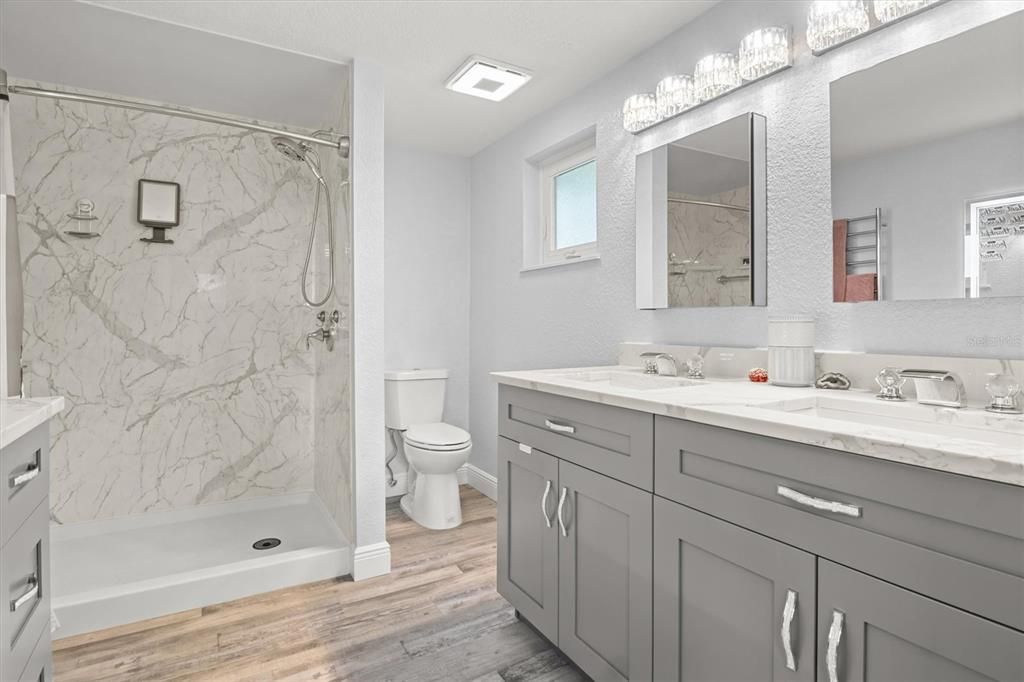 Activo con contrato: $475,000 (4 camas, 2 baños, 2156 Pies cuadrados)