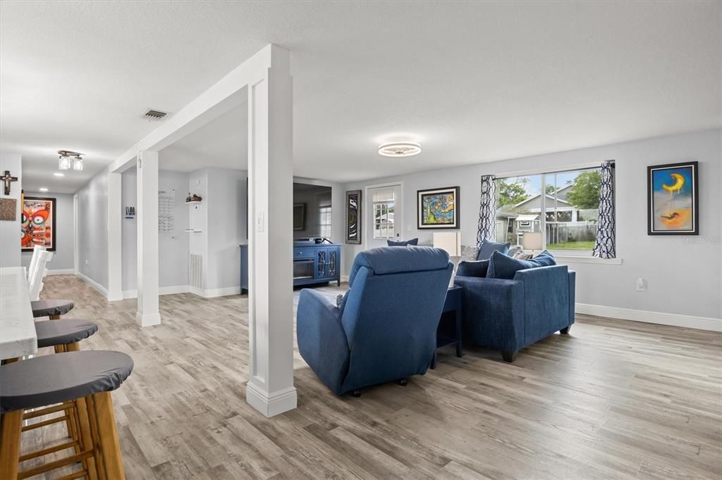 Activo con contrato: $475,000 (4 camas, 2 baños, 2156 Pies cuadrados)