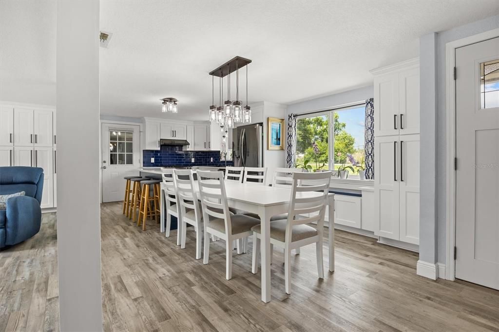 Activo con contrato: $475,000 (4 camas, 2 baños, 2156 Pies cuadrados)