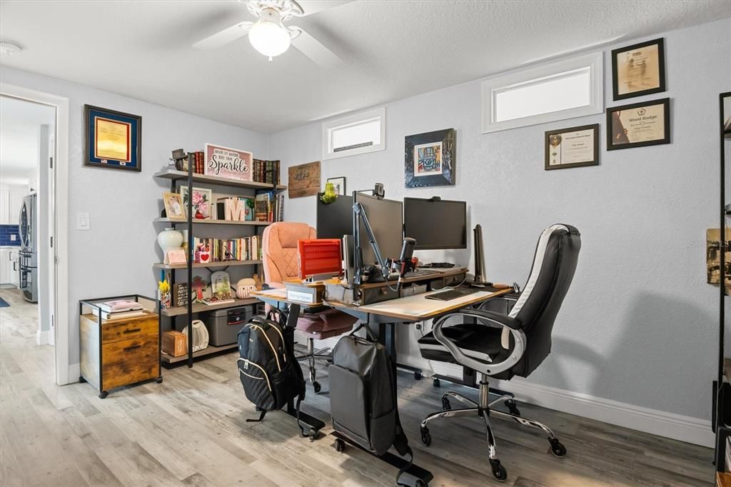 Activo con contrato: $475,000 (4 camas, 2 baños, 2156 Pies cuadrados)