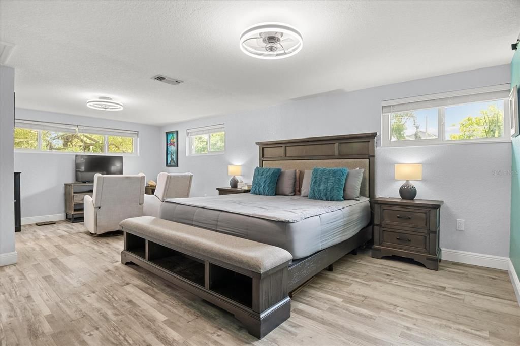 Activo con contrato: $475,000 (4 camas, 2 baños, 2156 Pies cuadrados)