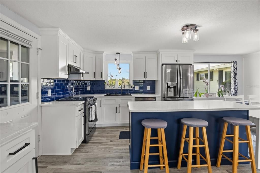 Activo con contrato: $475,000 (4 camas, 2 baños, 2156 Pies cuadrados)