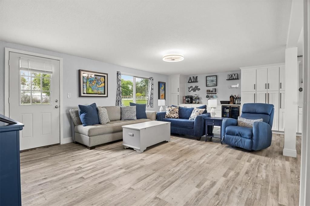 Activo con contrato: $475,000 (4 camas, 2 baños, 2156 Pies cuadrados)