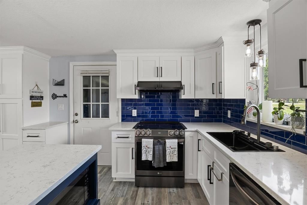 Activo con contrato: $475,000 (4 camas, 2 baños, 2156 Pies cuadrados)