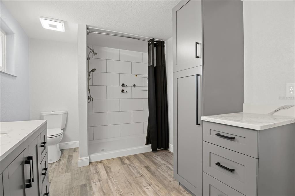 Activo con contrato: $475,000 (4 camas, 2 baños, 2156 Pies cuadrados)