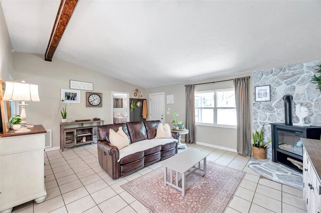 Под контрактом: $340,000 (3 спален, 2 ванн, 1528 Квадратных фут)