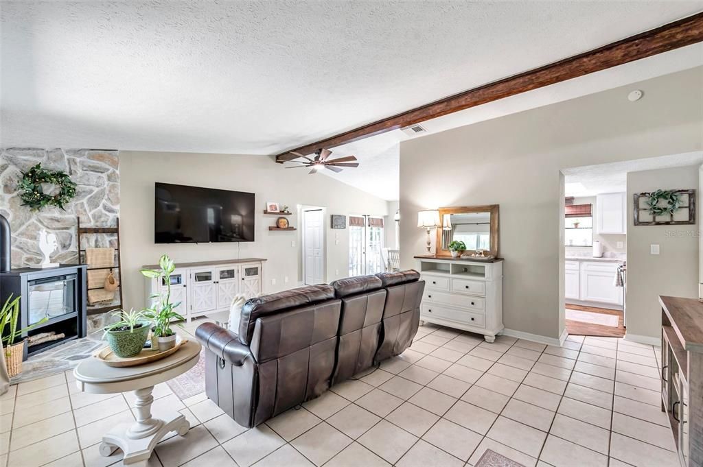 Под контрактом: $340,000 (3 спален, 2 ванн, 1528 Квадратных фут)