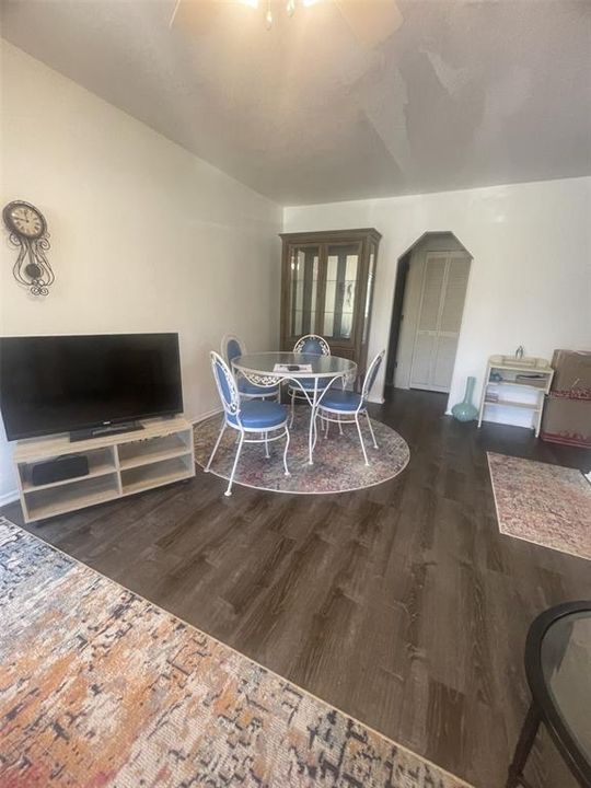 For Rent: $1,100 (2 beds, 2 baths, 956 Square Feet)