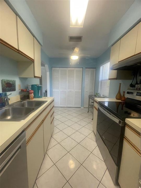 For Rent: $1,100 (2 beds, 2 baths, 956 Square Feet)