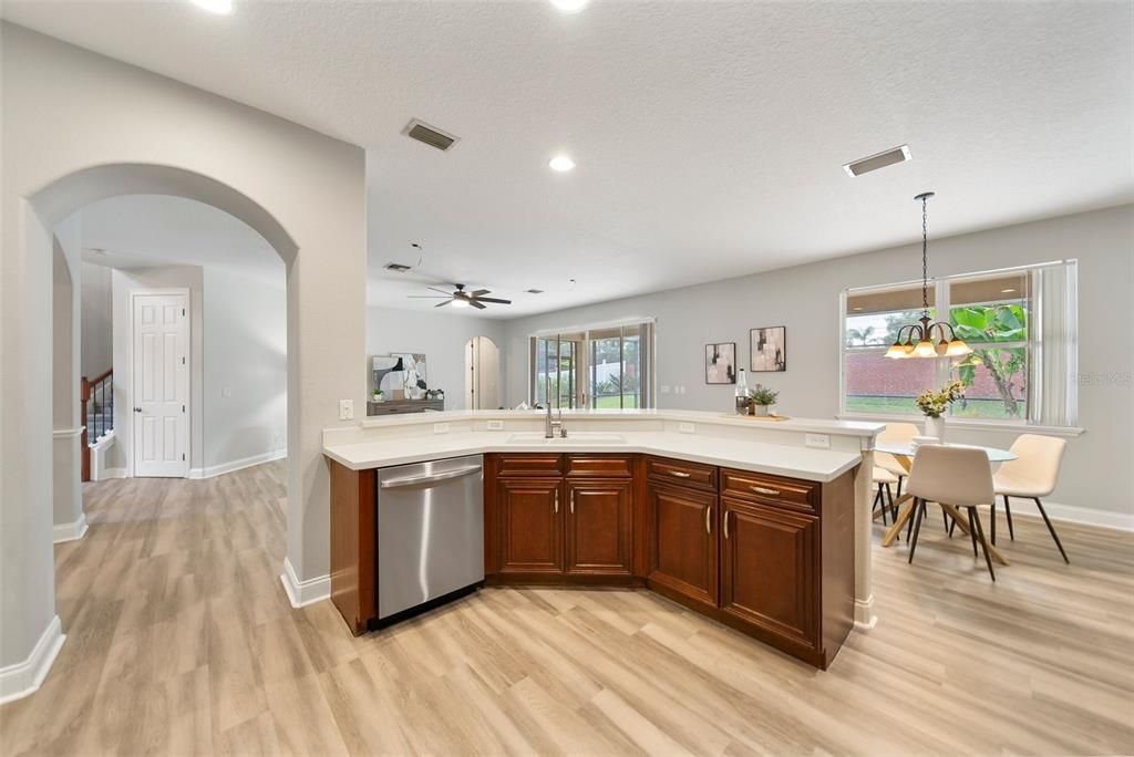 合同活跃: $685,000 (5 贝兹, 3 浴室, 3202 平方英尺)