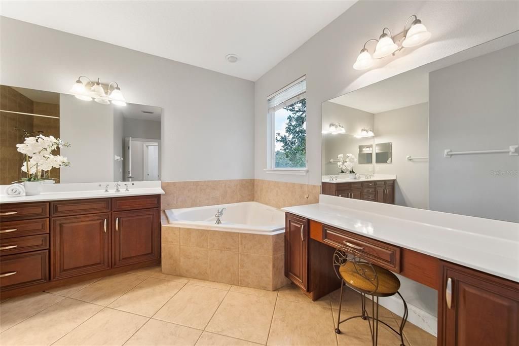 合同活跃: $685,000 (5 贝兹, 3 浴室, 3202 平方英尺)