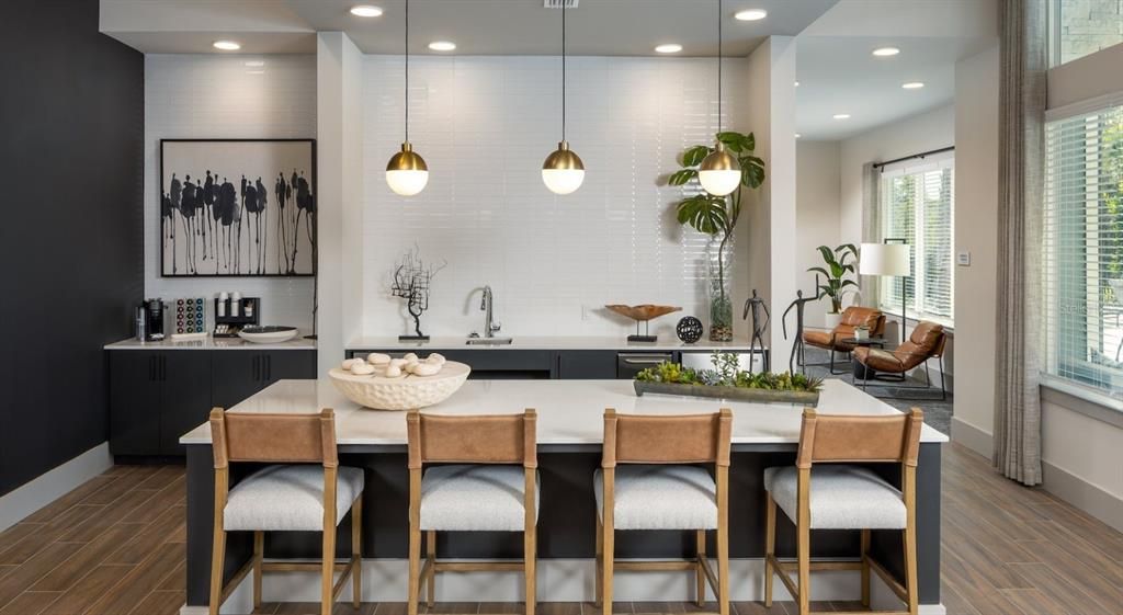 For Rent: $1,493 (1 beds, 1 baths, 697 Square Feet)