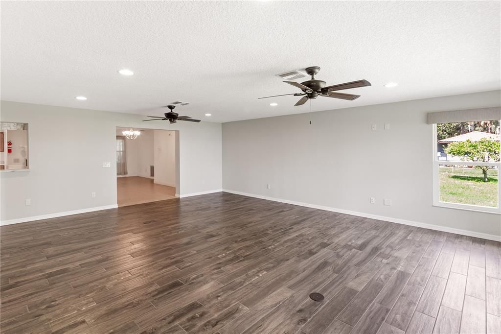 На продажу: $499,999 (4 спален, 2 ванн, 2318 Квадратных фут)