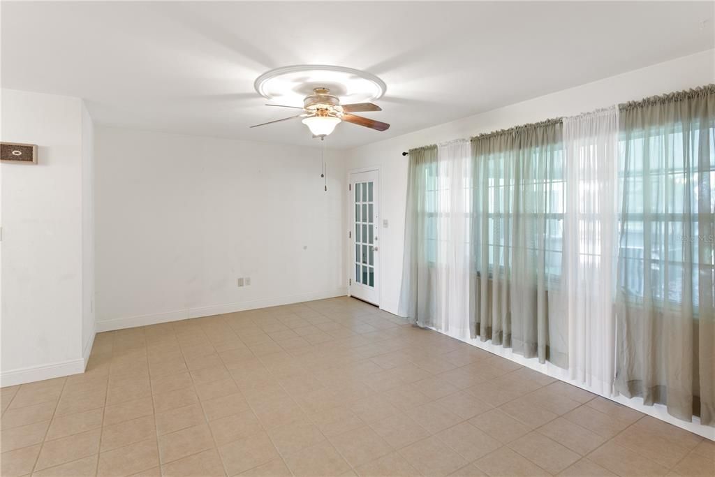 На продажу: $499,999 (4 спален, 2 ванн, 2318 Квадратных фут)