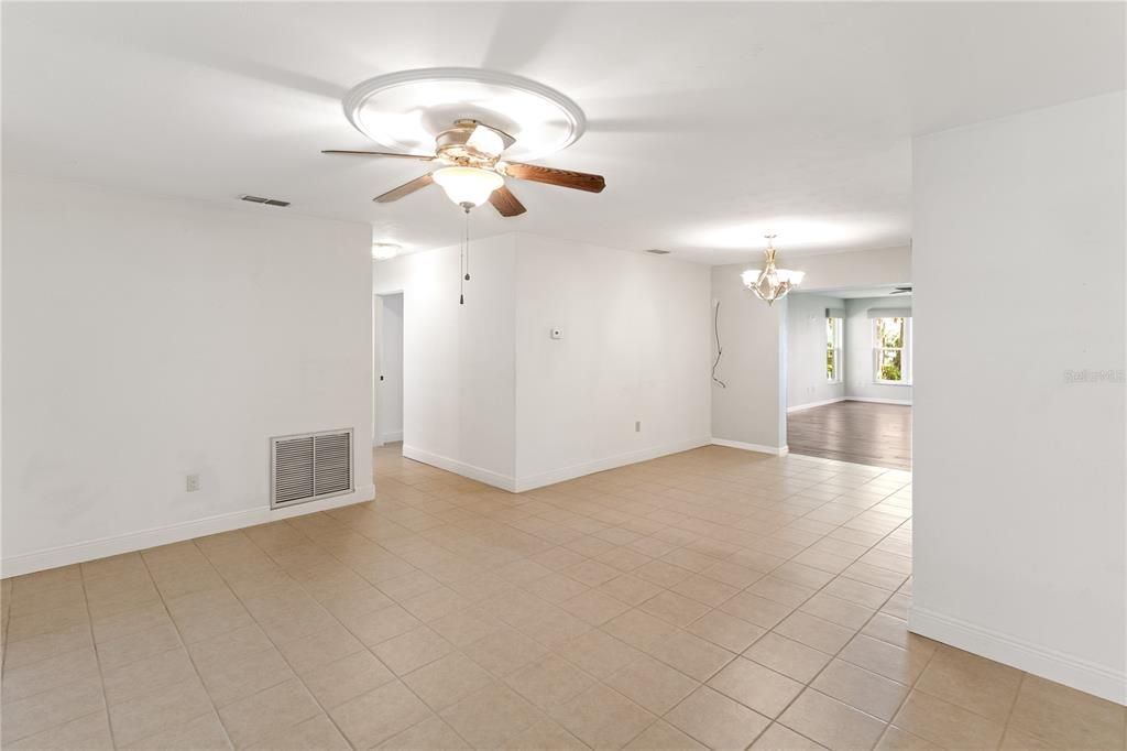 На продажу: $499,999 (4 спален, 2 ванн, 2318 Квадратных фут)