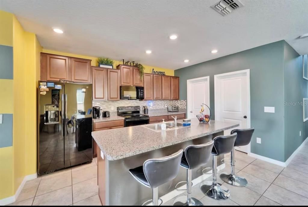 For Rent: $3,500 (5 beds, 2 baths, 2415 Square Feet)