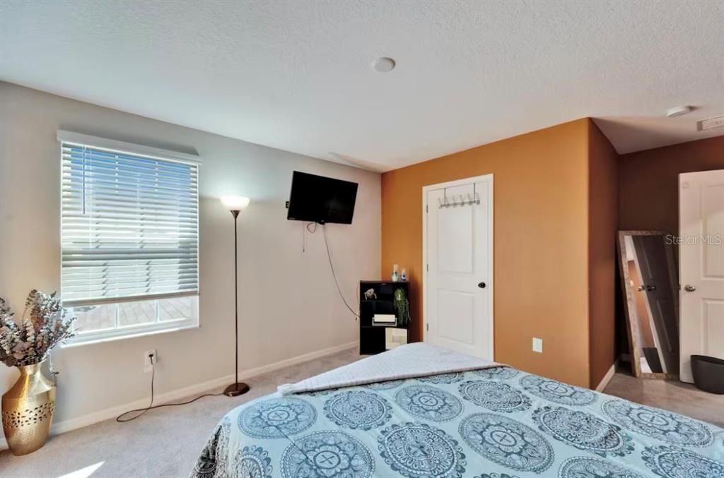 For Rent: $3,500 (5 beds, 2 baths, 2415 Square Feet)