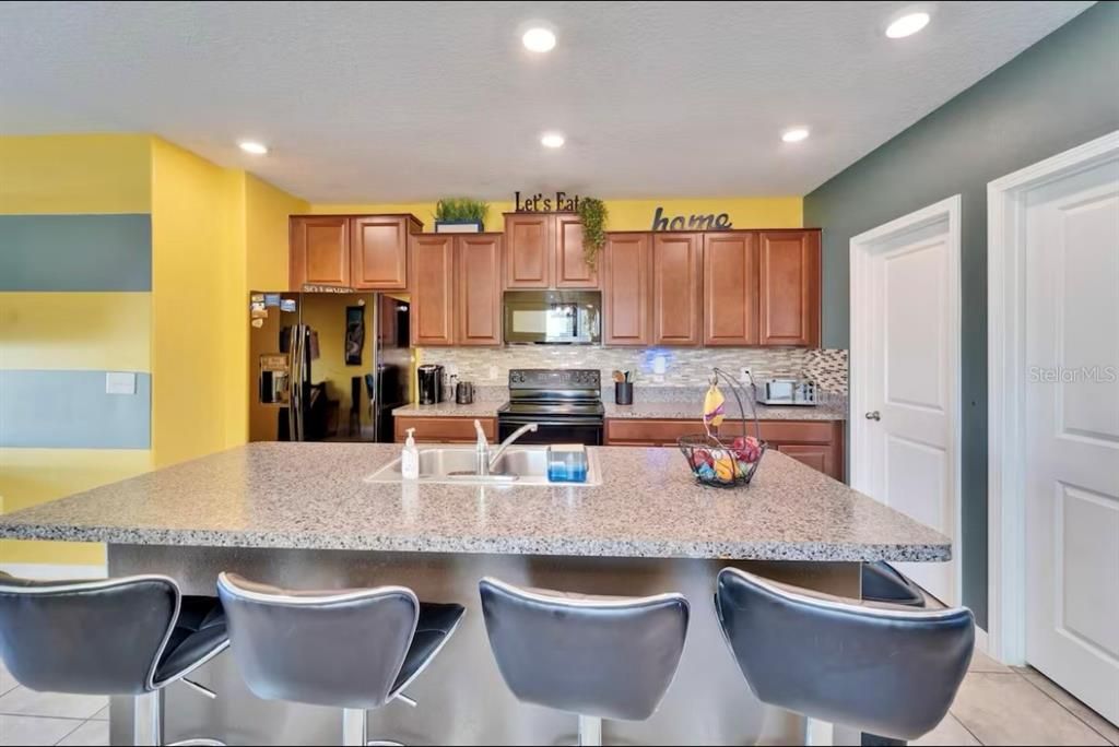 For Rent: $3,500 (5 beds, 2 baths, 2415 Square Feet)