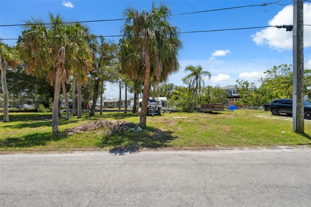 待售: $390,000 (0.24 acres)