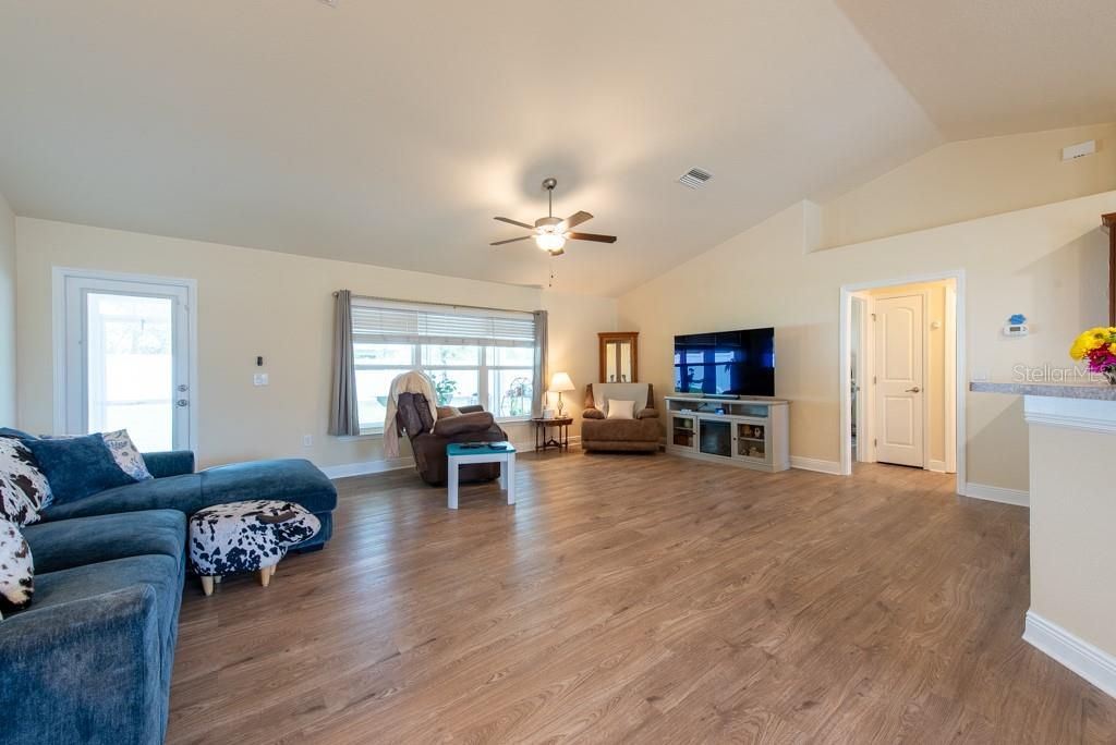 Под контрактом: $315,900 (3 спален, 2 ванн, 1547 Квадратных фут)