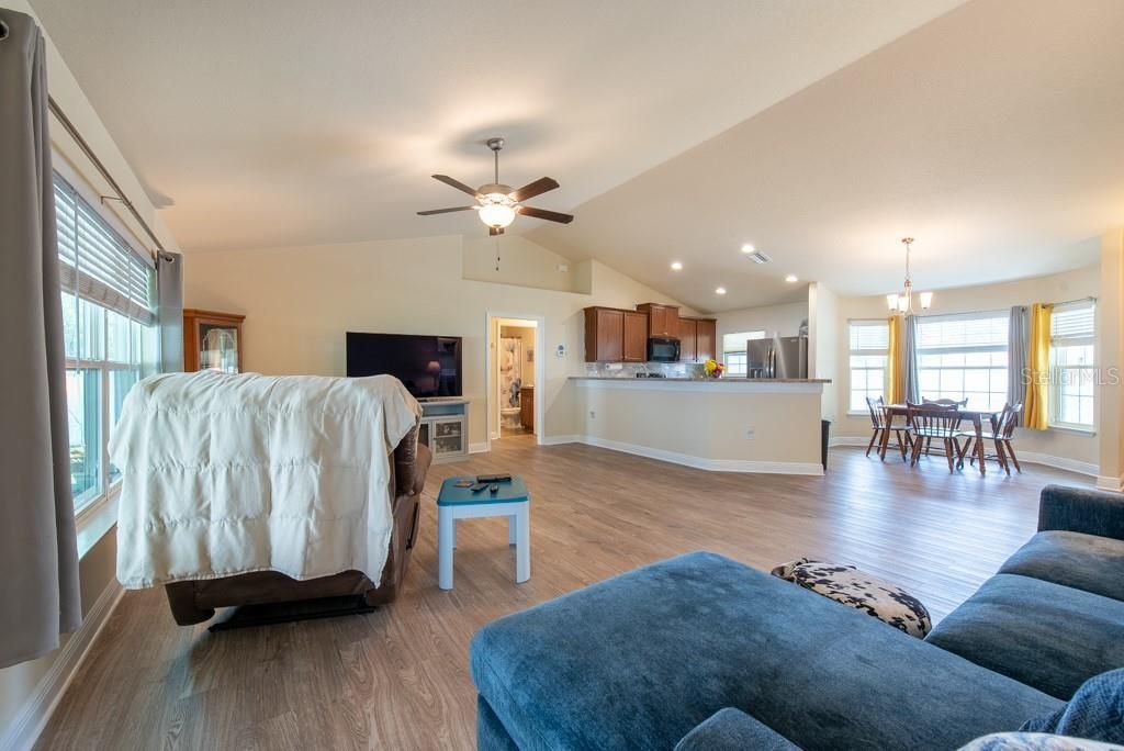 Под контрактом: $315,900 (3 спален, 2 ванн, 1547 Квадратных фут)