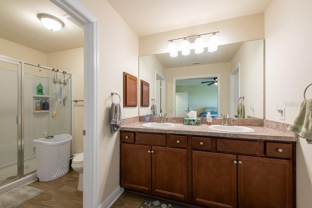 Под контрактом: $315,900 (3 спален, 2 ванн, 1547 Квадратных фут)