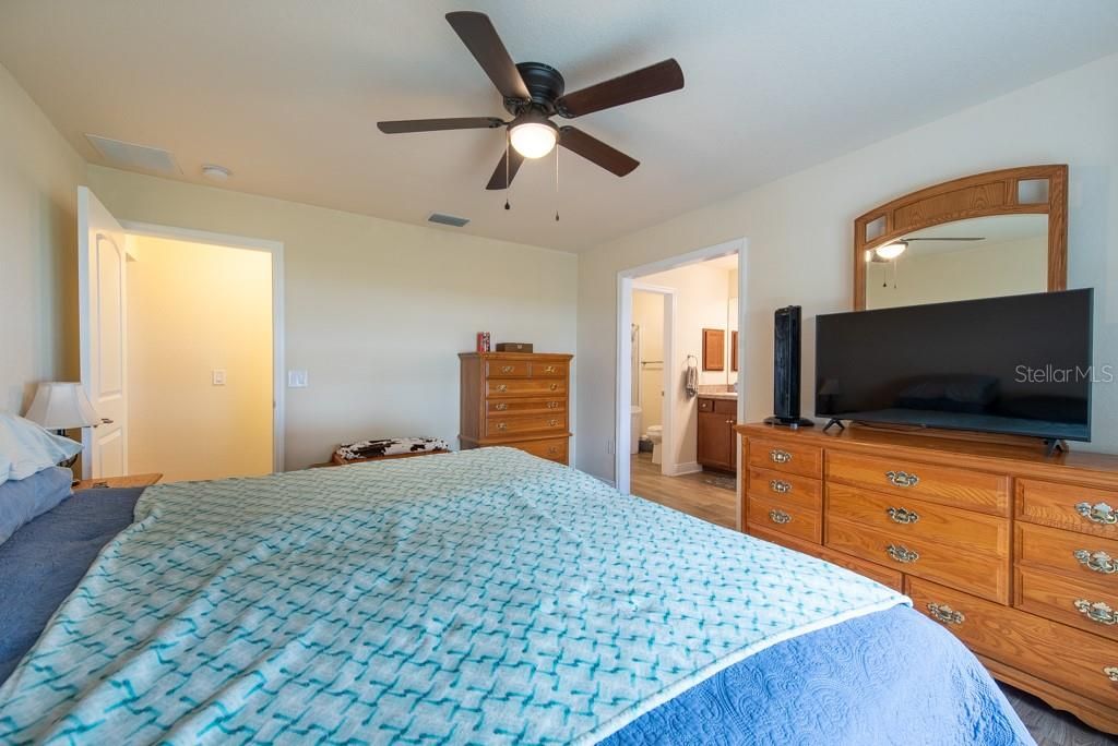 Под контрактом: $315,900 (3 спален, 2 ванн, 1547 Квадратных фут)