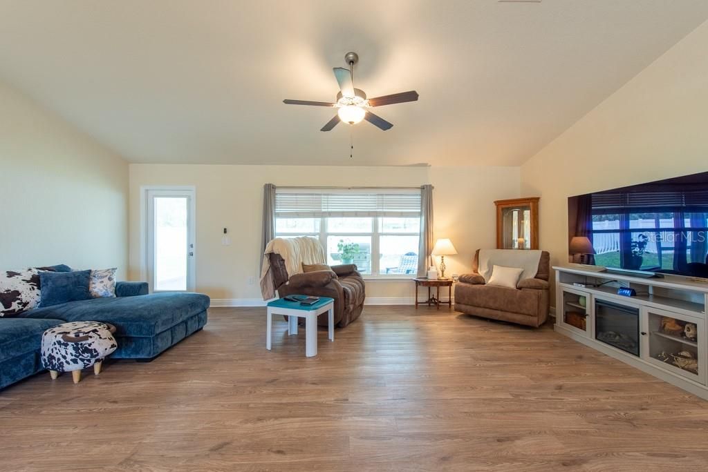 Под контрактом: $315,900 (3 спален, 2 ванн, 1547 Квадратных фут)