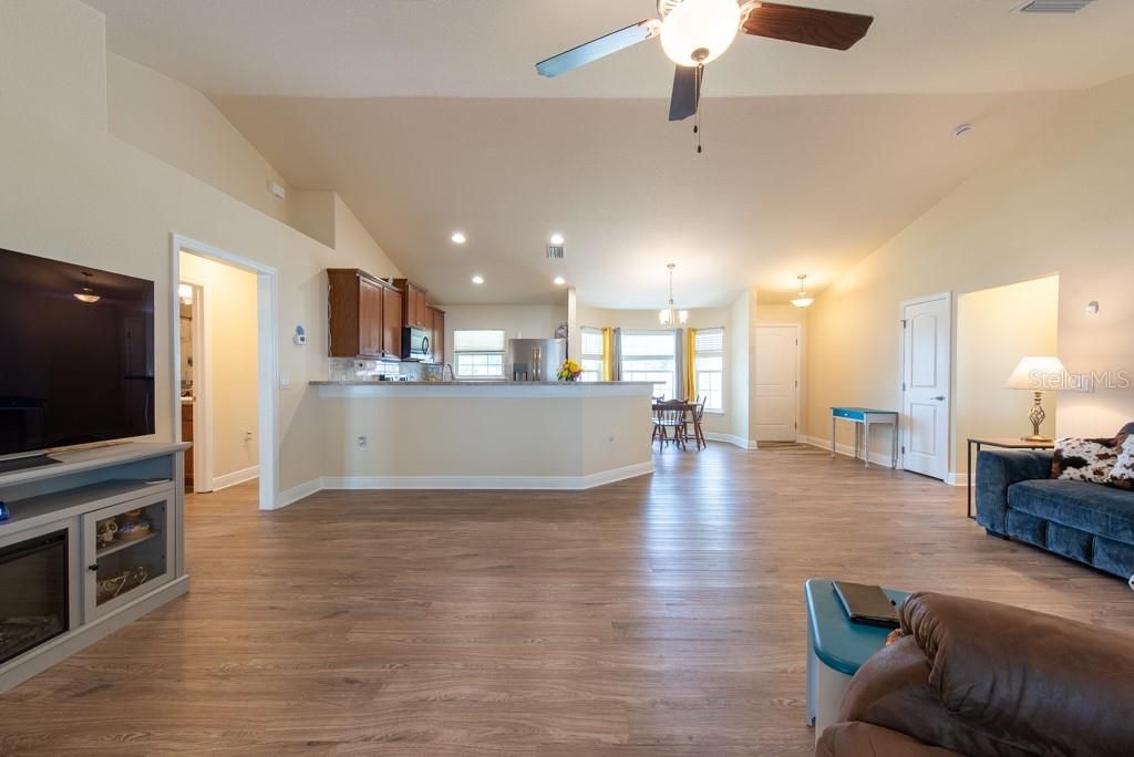 Под контрактом: $315,900 (3 спален, 2 ванн, 1547 Квадратных фут)