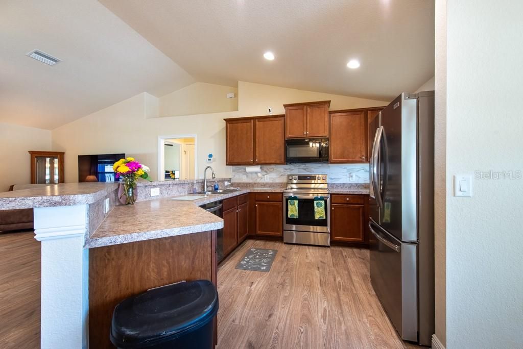 Под контрактом: $315,900 (3 спален, 2 ванн, 1547 Квадратных фут)