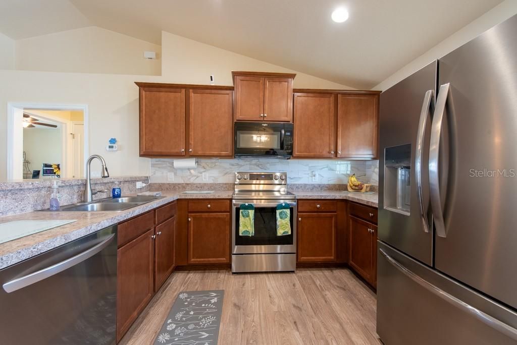 Под контрактом: $315,900 (3 спален, 2 ванн, 1547 Квадратных фут)