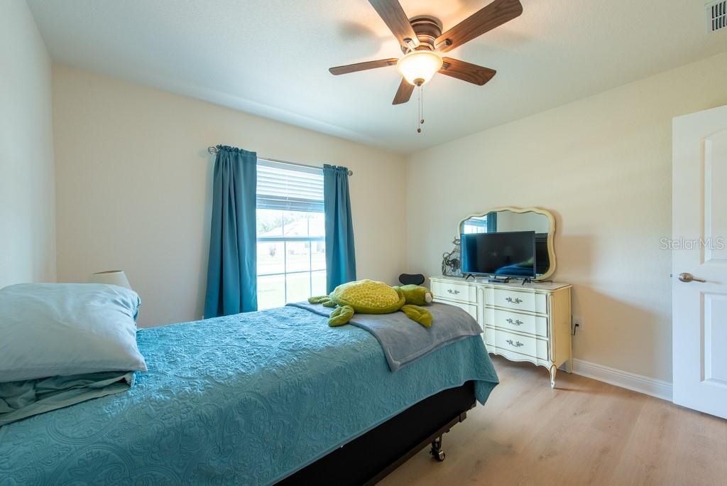 Под контрактом: $315,900 (3 спален, 2 ванн, 1547 Квадратных фут)