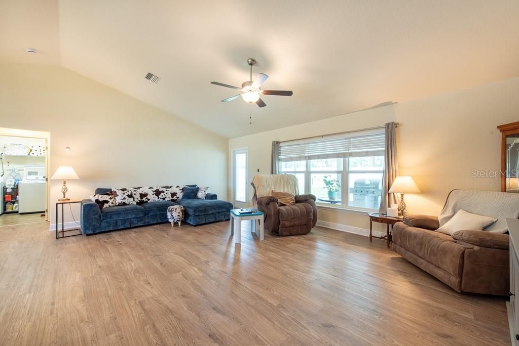 Под контрактом: $315,900 (3 спален, 2 ванн, 1547 Квадратных фут)