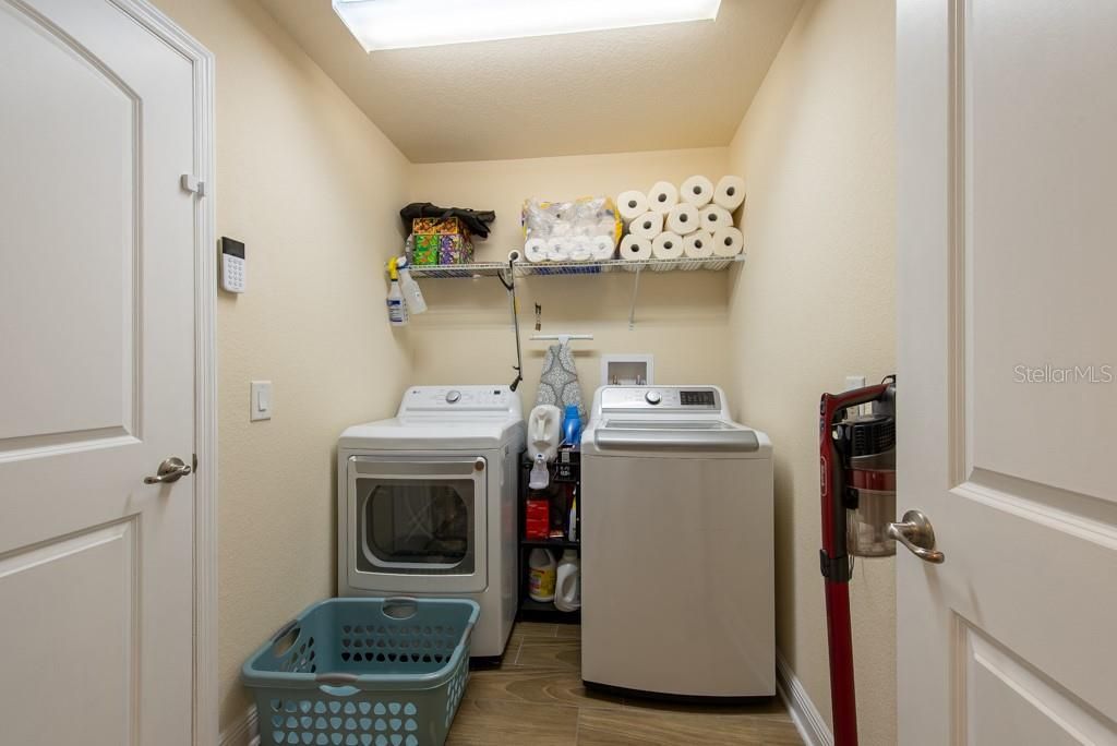 Под контрактом: $315,900 (3 спален, 2 ванн, 1547 Квадратных фут)