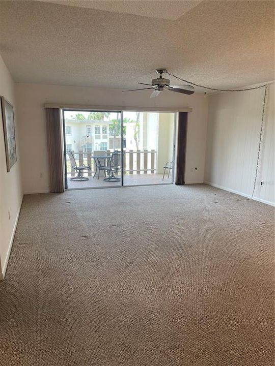 合同活跃: $335,000 (2 贝兹, 2 浴室, 1023 平方英尺)