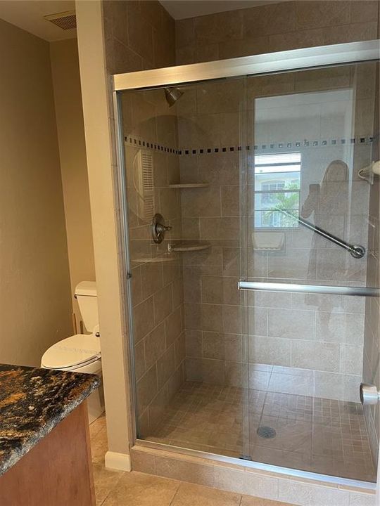 合同活跃: $335,000 (2 贝兹, 2 浴室, 1023 平方英尺)