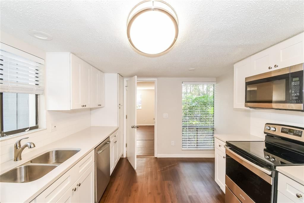 待售: $369,000 (3 贝兹, 2 浴室, 1926 平方英尺)