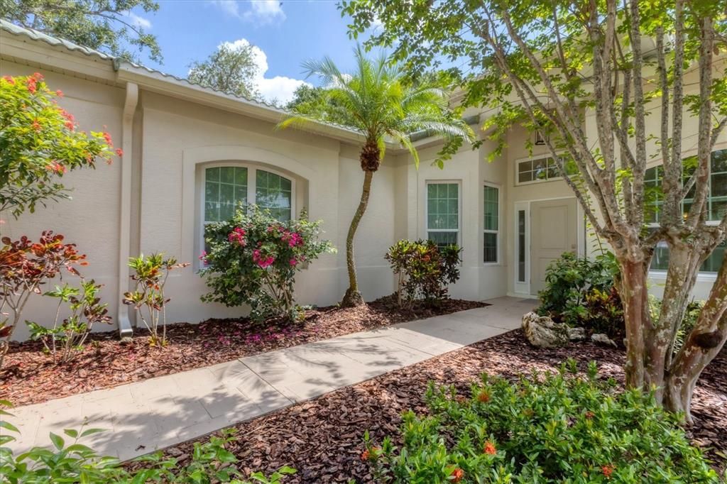 Activo con contrato: $589,500 (3 camas, 2 baños, 2115 Pies cuadrados)