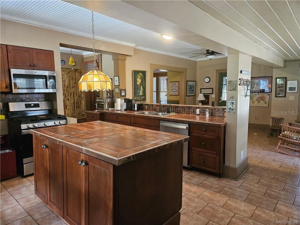 Active With Contract: $359,000 (4 beds, 3 baths, 2991 Square Feet)