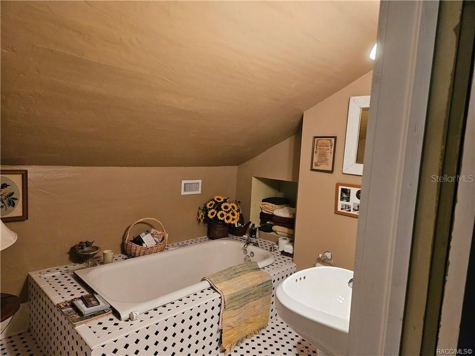 Active With Contract: $359,000 (4 beds, 3 baths, 2991 Square Feet)