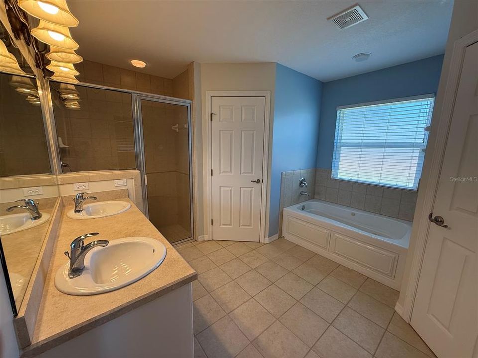 For Sale: $279,000 (3 beds, 2 baths, 1407 Square Feet)