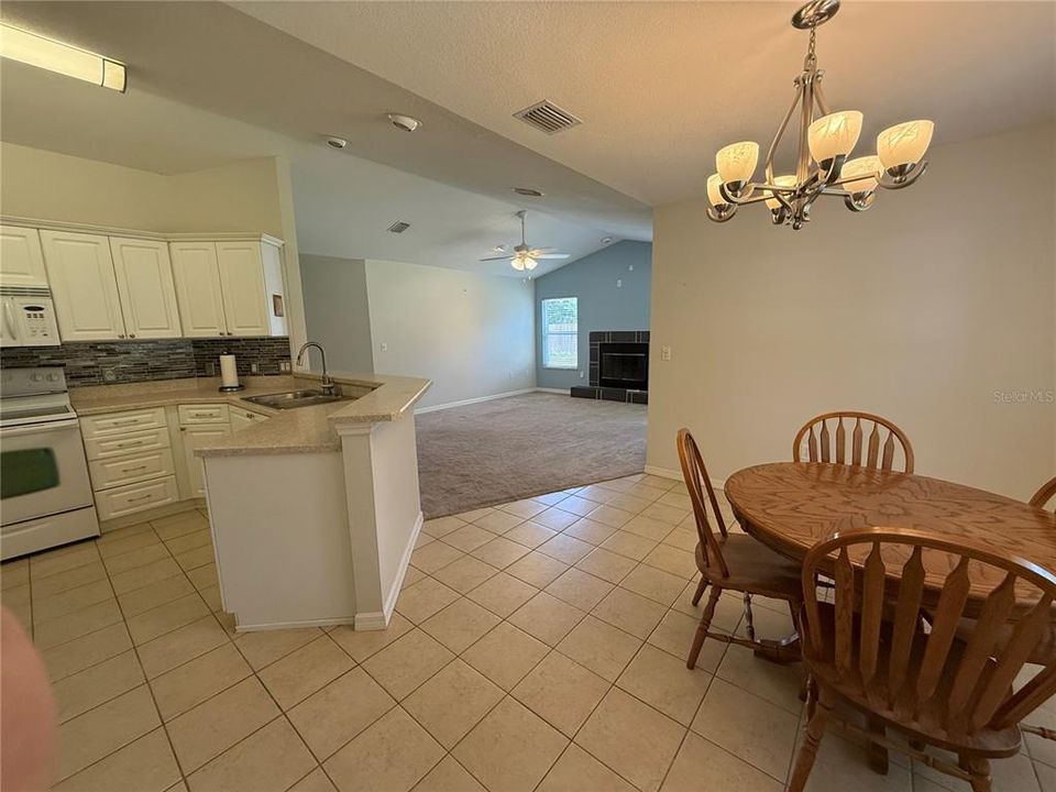 For Sale: $279,000 (3 beds, 2 baths, 1407 Square Feet)