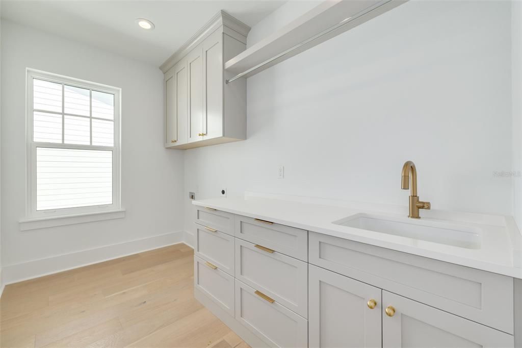 Active With Contract: $1,495,000 (6 beds, 4 baths, 3433 Square Feet)