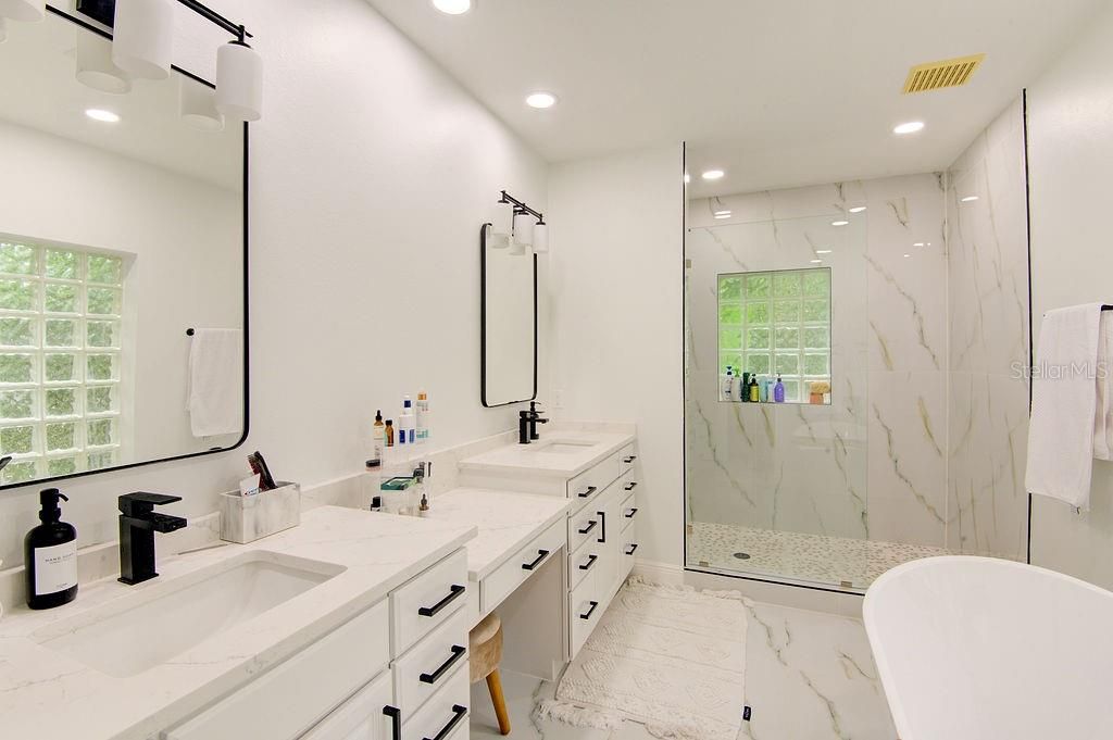 出租: $13,500 (3 贝兹, 4 浴室, 3104 平方英尺)