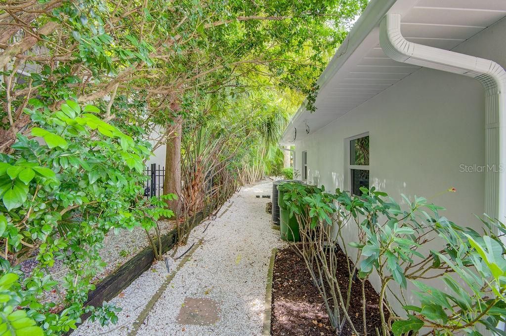 出租: $13,500 (3 贝兹, 4 浴室, 3104 平方英尺)