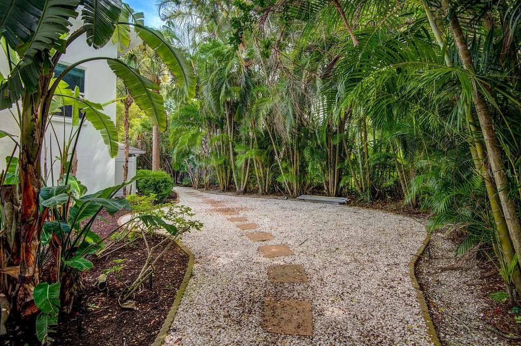 出租: $13,500 (3 贝兹, 4 浴室, 3104 平方英尺)