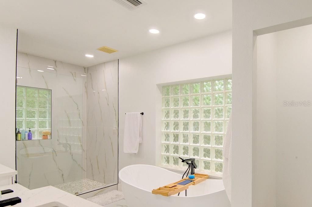 出租: $13,500 (3 贝兹, 4 浴室, 3104 平方英尺)