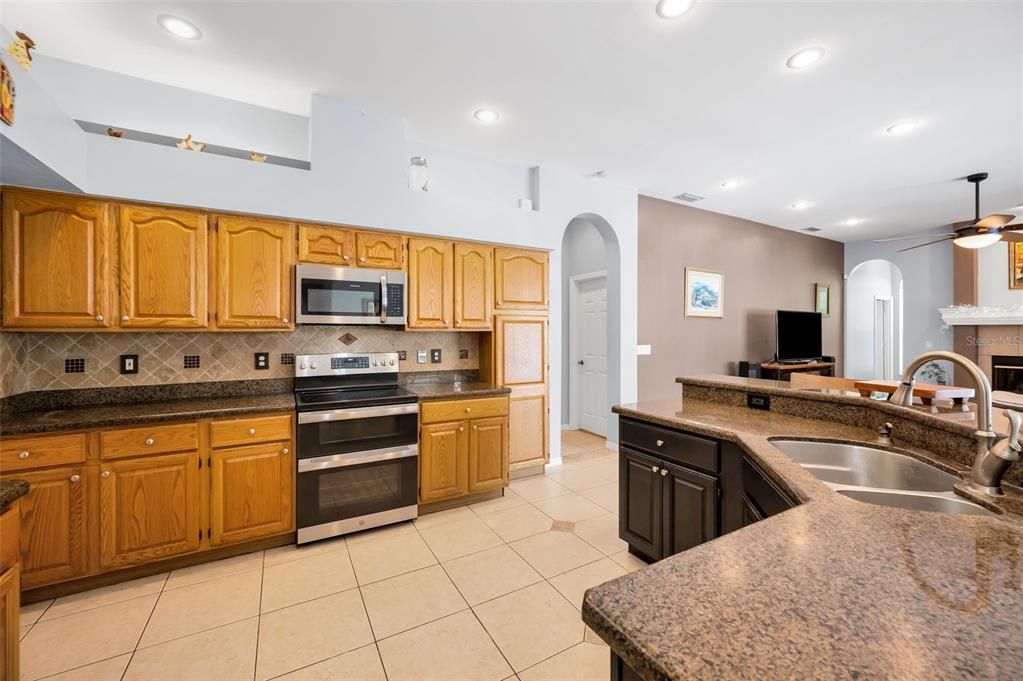 合同活跃: $749,000 (4 贝兹, 3 浴室, 2642 平方英尺)